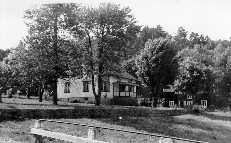 298.JPG - Slutet av 1940-taletBild tagen från sydost från landsvägen. Ur Svenska Gods och Gårdar: 1941Slamby 1Postadr.: Landvetter. Tel. 105.Areal: Total 79 har, därav 5,5 åker, 73,5 skogs- o. hagmark. Tax.-v. 26.300.Jordart: Sand- o. lerjord. Skogsbest.: Barrskog. Manbyggn. uppf. 1897, restaur. efter hand. Ekonomibyggn. uppf. 1914. Gården är elektrifierad. 2 hästar, 7 kor, 2 ungdjur, 2-4 svin. Kliniskt undersökt nötkreatursbesättn. Gården har varit i släktens ägo sedan 1700-talet. Sedan 1933 arrend. Slamby 2, som äges av dir. C. V. Lundgren, Göteborg.Äg.: Carl Albert Olaussons stbh., bestående av änkefru Emilia Cecilia Andersson f. 1879 samt barnen Elsa f. 07, Bror f. 09, Elof f. 12 samt Karin f. 13.