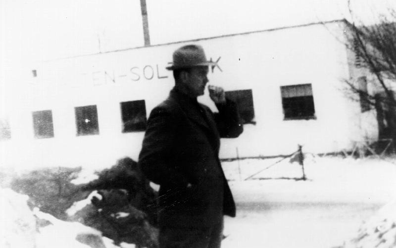 438.JPG - Senare delen av 1930-taletTvättanstalten Soltork. I förgrunden Gunnar Olsson