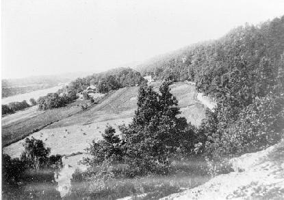 489.JPG - Före 1934Vy  från öster över Slamby före Partille vägen byggdes mellan de båda fastigheterna 1934. Till höger syns den gamla landsvägen från Landvetter till Göteborg.Slamby bestod av två fastigeter, Slamby 1:2, ägd av familjen Olausson samt Slamby 1:3 ägd av grosshandlare Lindegren. Slamby 1:3 styckades av 1958-60, och merparten av marken gick till Slamby 1:2. Återstoden av Slamby 1:3 kallades nu för Slamby 1:23