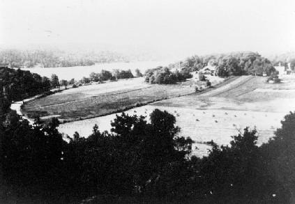 490.JPG - Före 1934Vy från öster över Slamby före Partillevägen byggdes mellan de båda fastigheterna 1934. Till höger syns den gamla landsvägen från Landvetter till Göteborg.