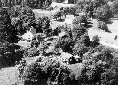 491.JPG - 28/10 1953Flygfoto över Slamby 1:23 i förgrunden samt Slamby 1:2