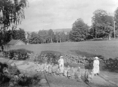 508.JPG - 1920-taletBl.a. Frälsningsarméns slumsystrar hade barnkoloni i Slamby under åren ca: 1925-1948. Det var hamnarbetarbarn från Göteborg upp till 7 år som fick en chans att vara på landet under juni-augusti.
