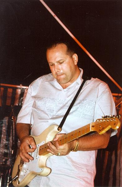 Peter.jpg - Peter med sin Fender